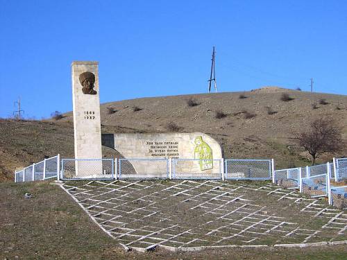 Памятник Сулеймана Стальского